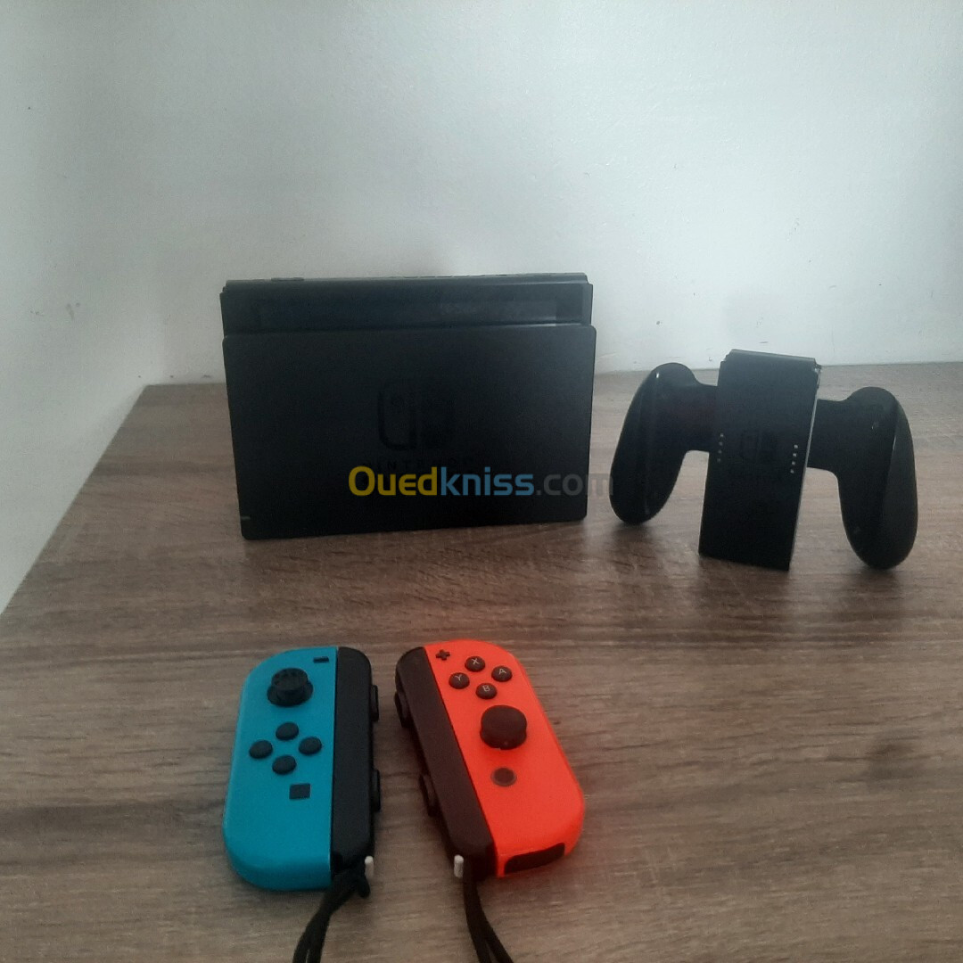 Nintendo switch V2 2023 + carte SD 16gb offerte