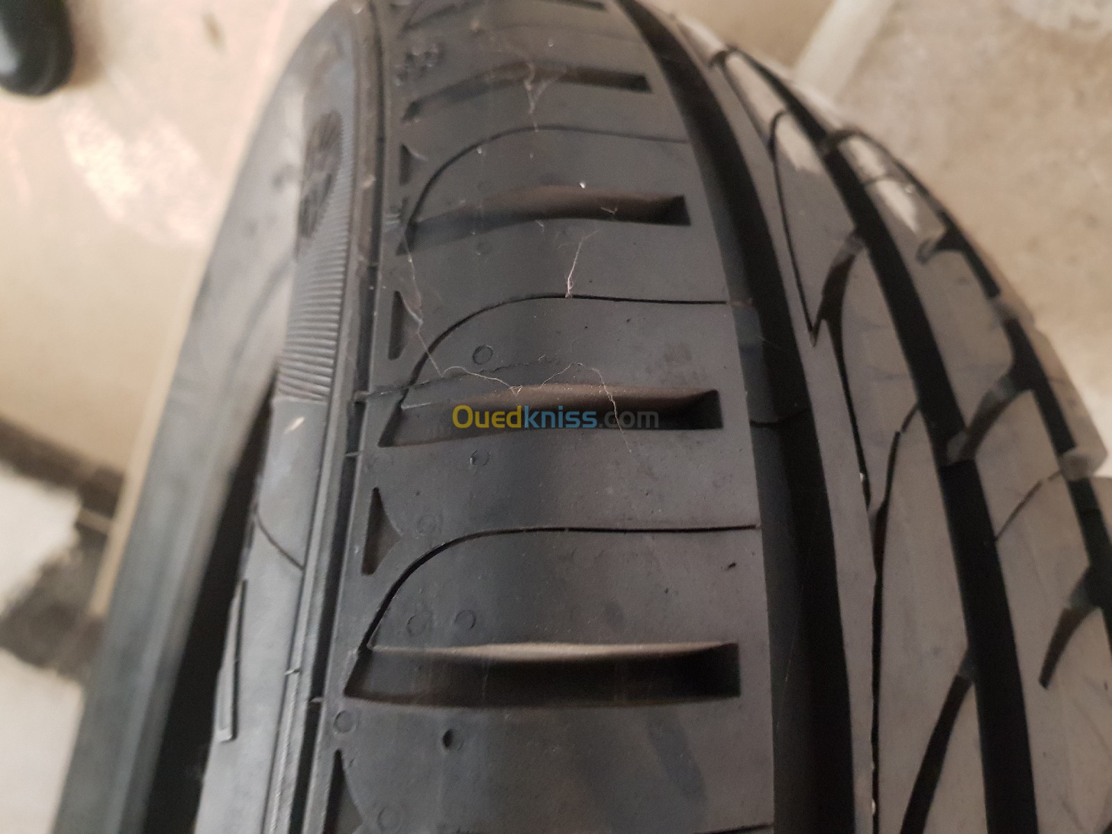 Pneu 185/65R15 de marque Viking, made in germany