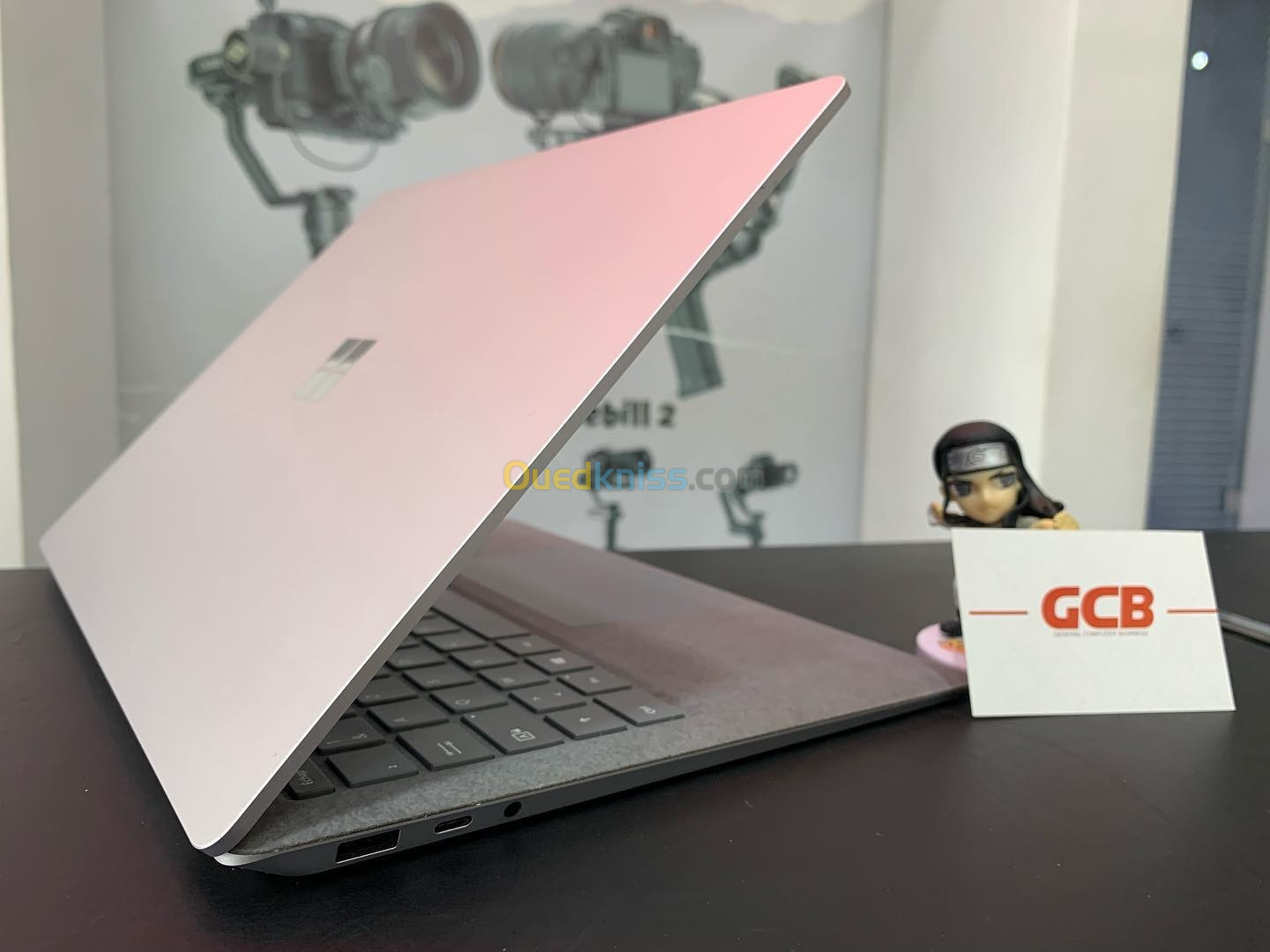 MICROSOFT SURFACE LAPTOP  Intel Core i5-7200U 3 Mo de cache, jusqu'à 3,1 GHz  8GB  256GB SSD 14"