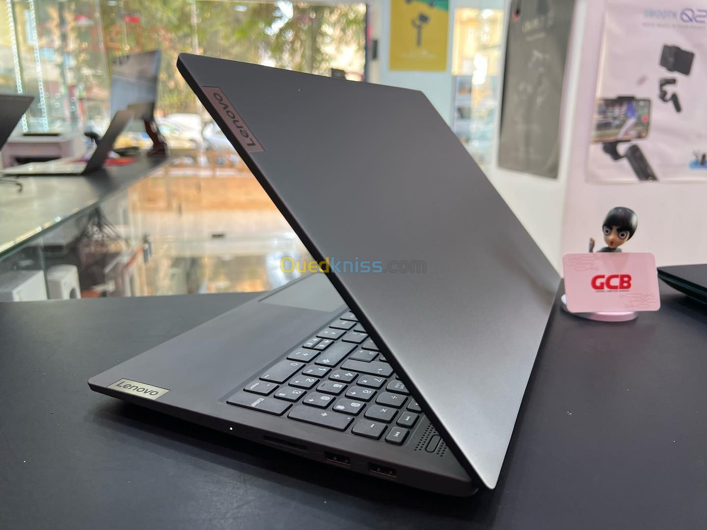 LENOVO IDEAPAD 5 mobiles AMD Radeon Graphics avec  graphiques Radeon Vega 08GB  512GB SSD 15"