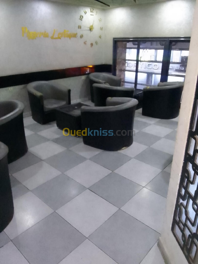 Fateuille banquette et table café ou fast food