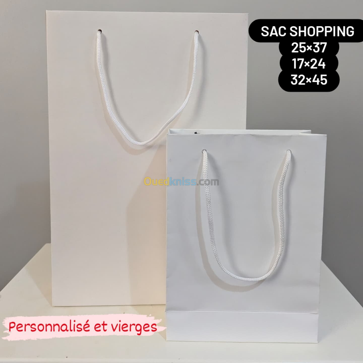 Sac shopping (blanc) et cadeaux 