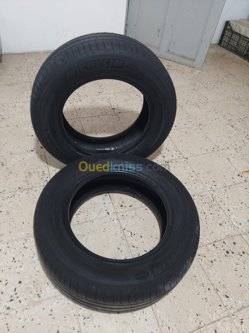 Quatre pneus Michelin Bon état ( Kangoo 2021)195 /65  R 15 