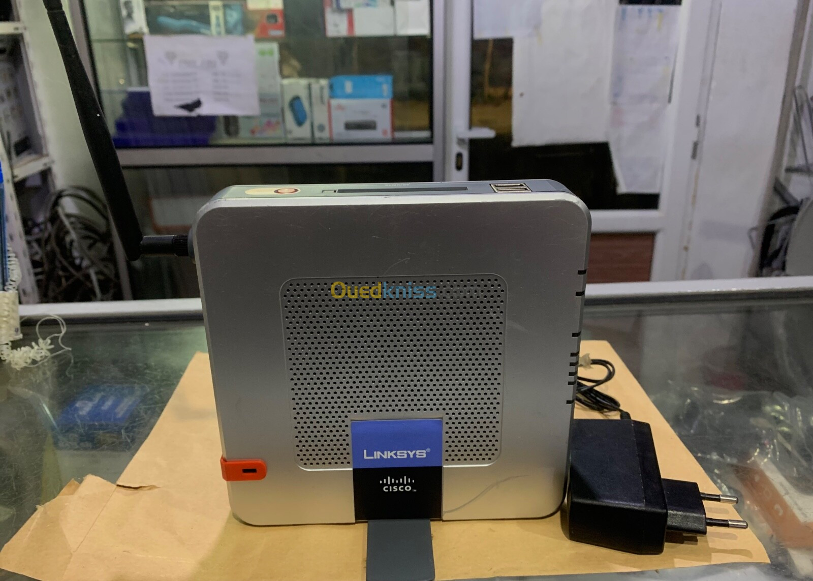 Point d accès marque cisco Linksys avec chargeur comme neuf 