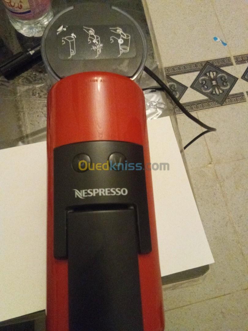 Machine essanza mini Nespresso très bonne état de couleur rouge 