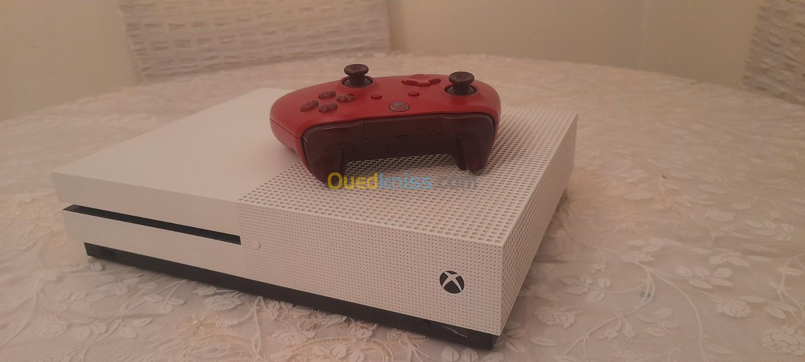 (Xbox one s) اوروبي حالة 10/10 بالعلة مع ضمان و العديد من المرفقات.