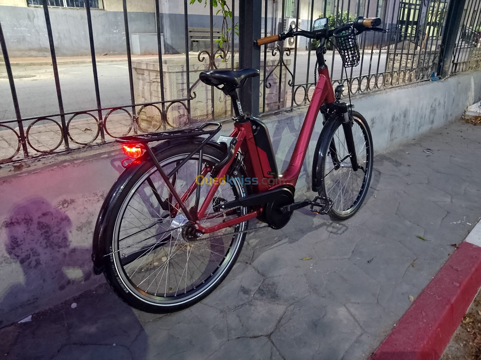 Vélo électrique avec chargeur