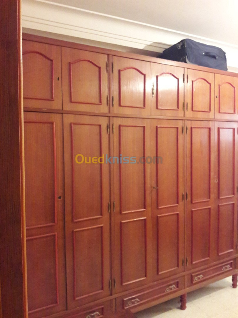 Vends armoire 6 portes avec penderie