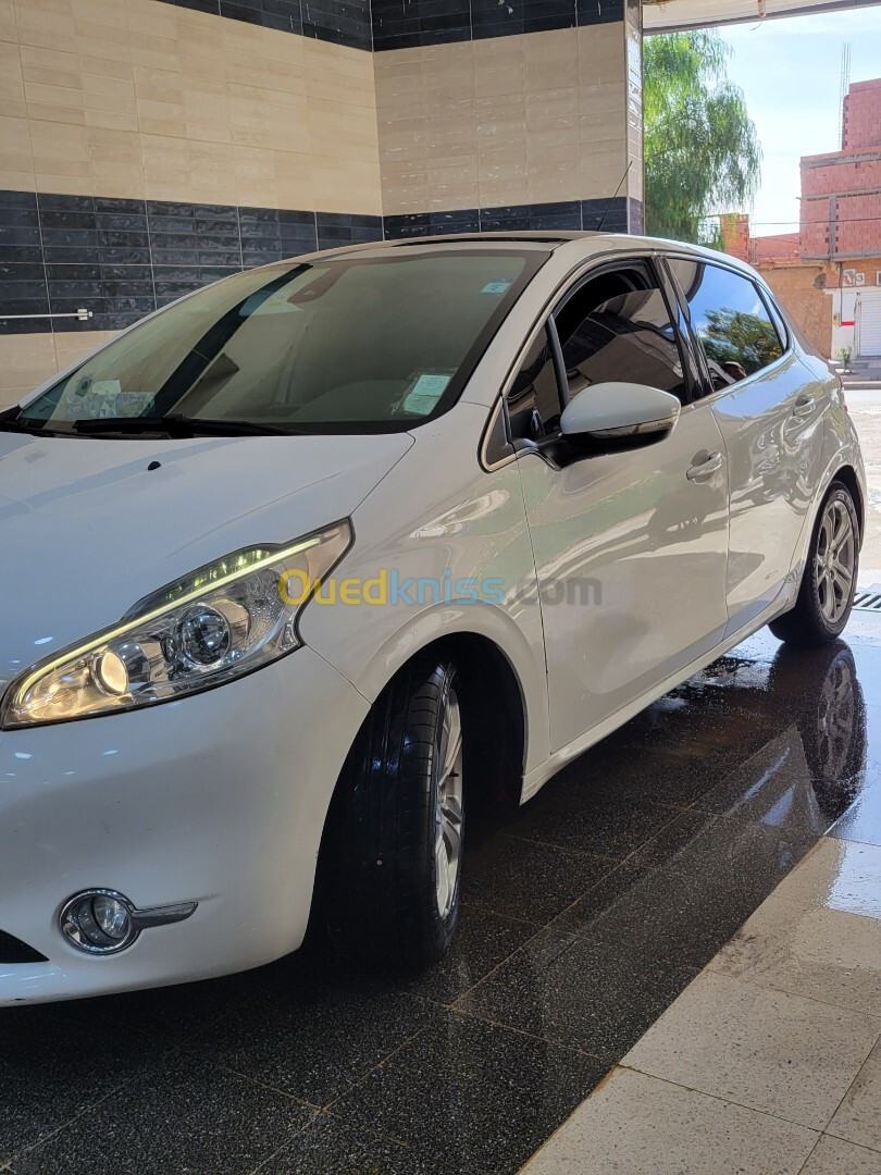 Peugeot 208 2015 Allure