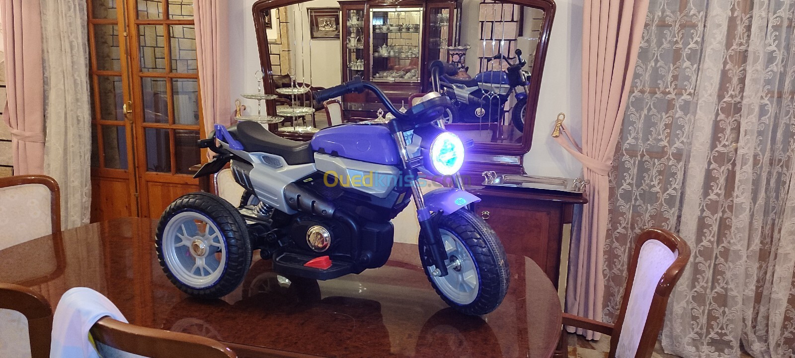 Moto pour enfants presque neuf très peu roulé avec chargeur et radio flash disque