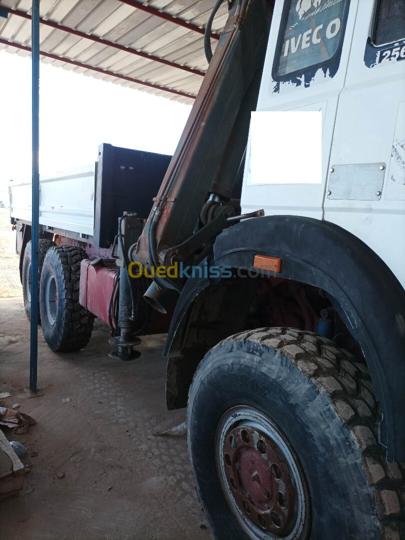 IVECO plateau 6x6 avec grue 1987