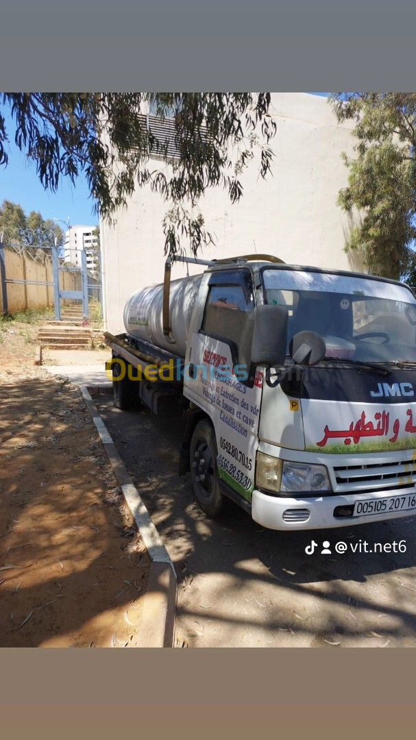 Camion hydrocureur vidangeur déboucheur d'egouts 