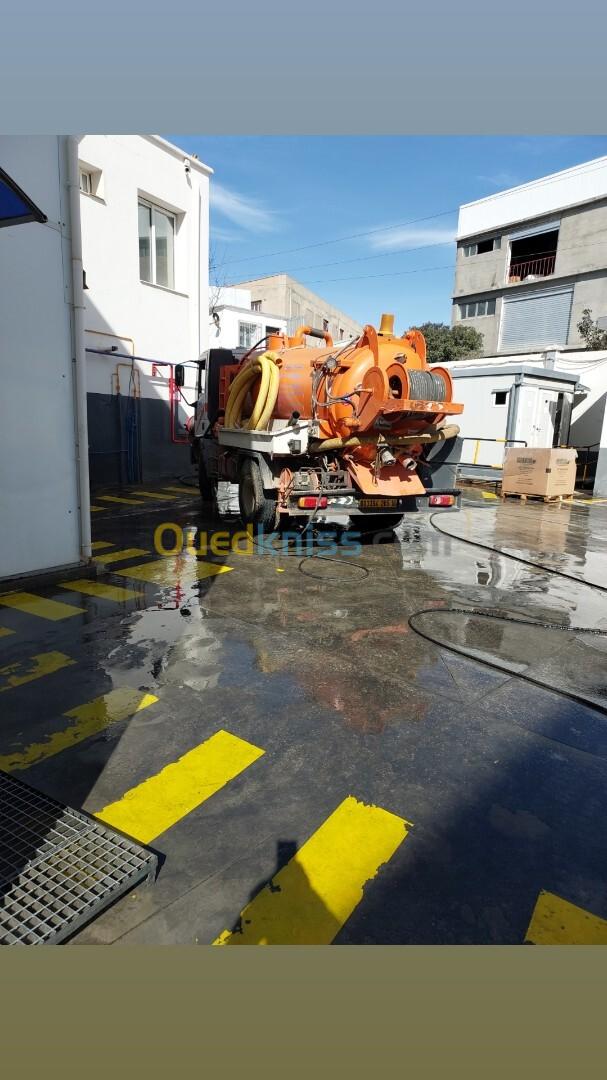 Camion hydrocureur débouchage curage des canalisations Vidange fosses. 