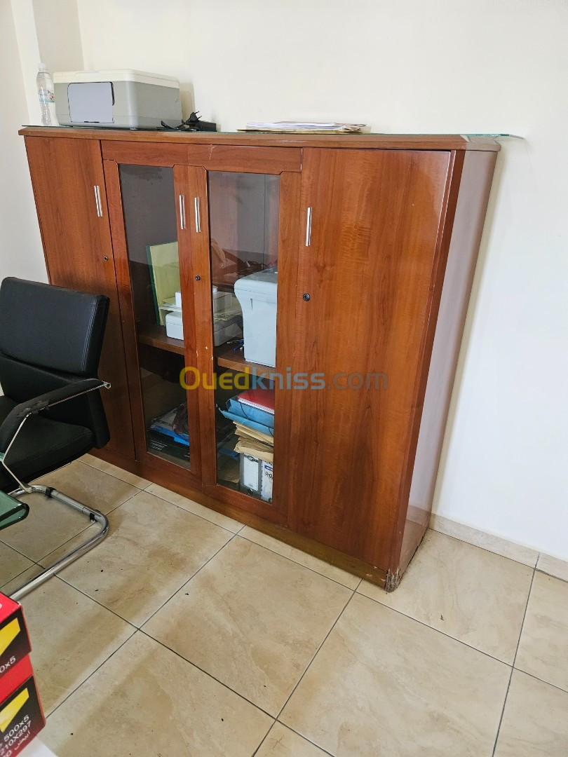 Donne Armoire bureaux chaises table de réunion 