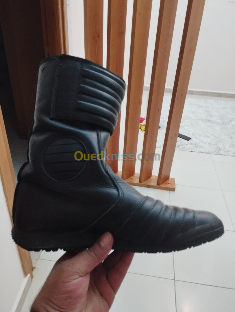 Bottes motos cuir noir neuf 