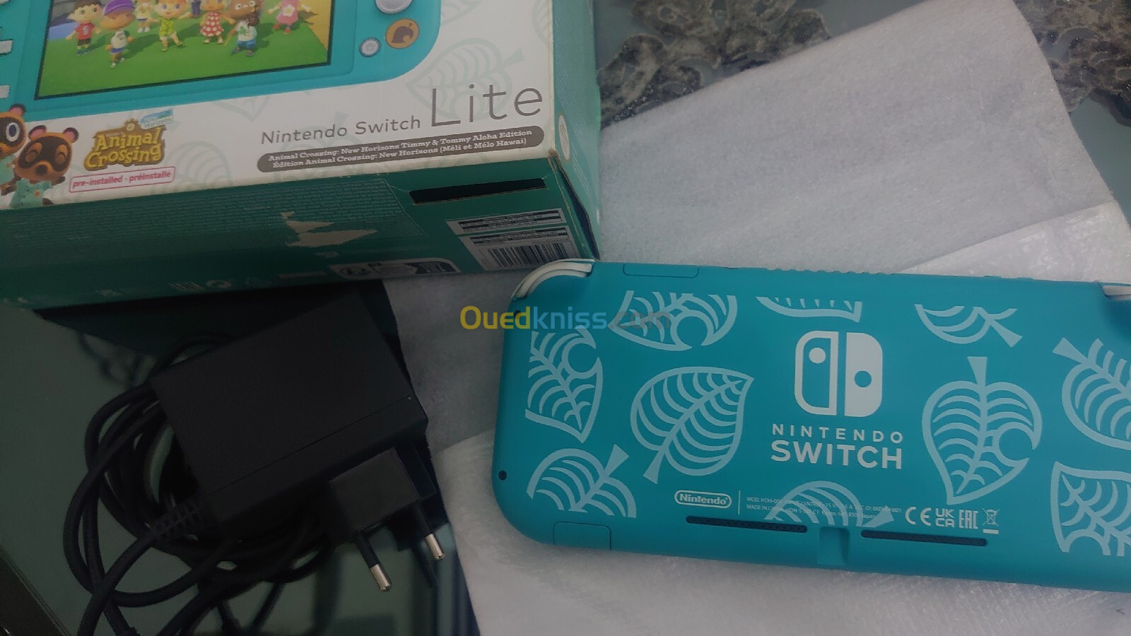 Nintendo switch lite animal crossing edition 