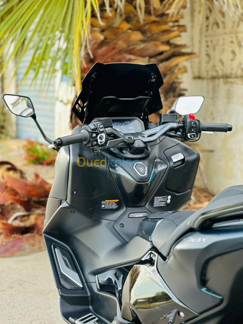 Yamaha Tmax 2022