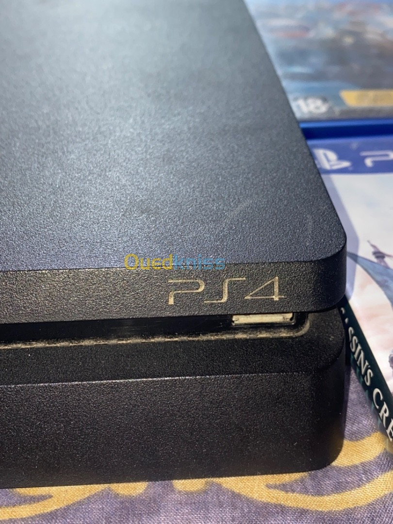 Ps4 1tb slim + cd choix dyalek men teswira ;) ( tres bonne etat)