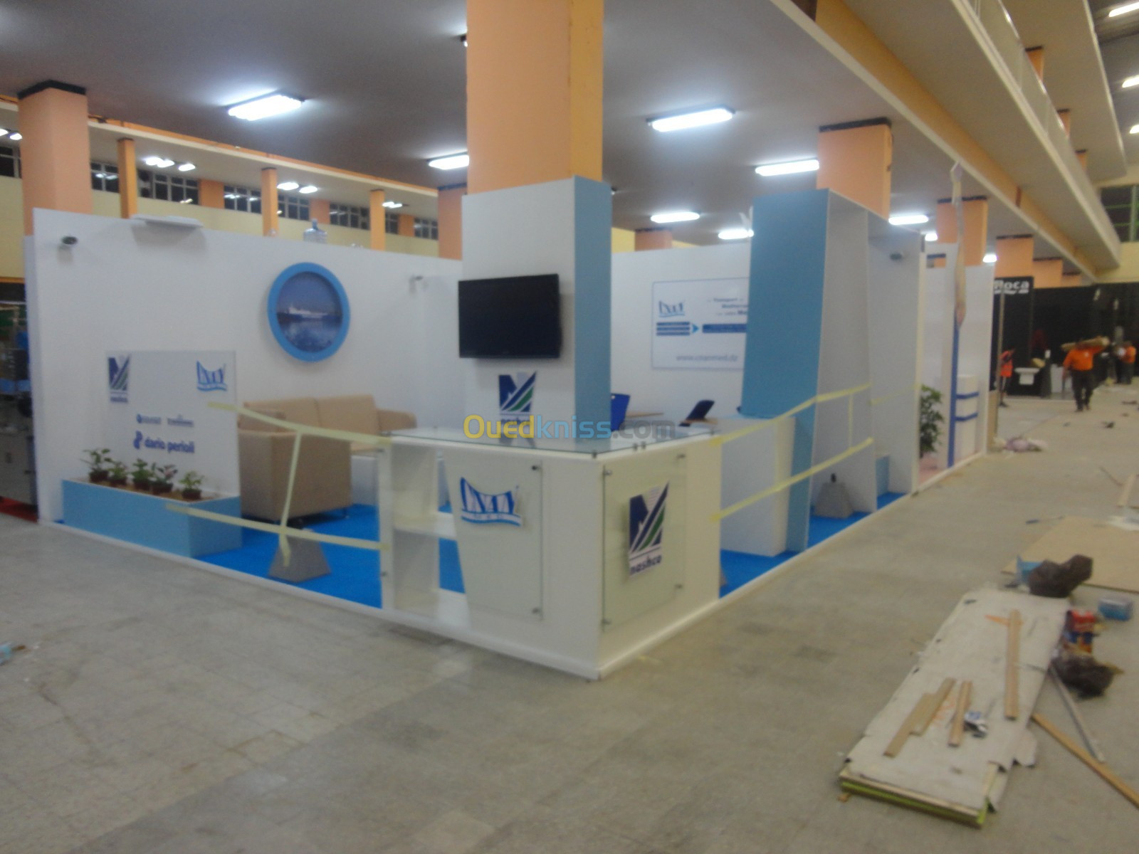 STAND D'EXPOSITION (montage mobiliers et peinture)