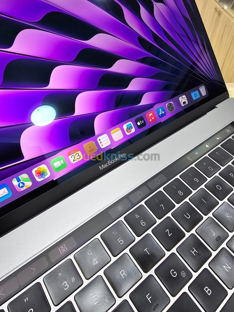 MacBook Pro (2018) 15.4" Touch Bar i7 16GB /512GB & RADEON PRO 560X 4GB GDDR6