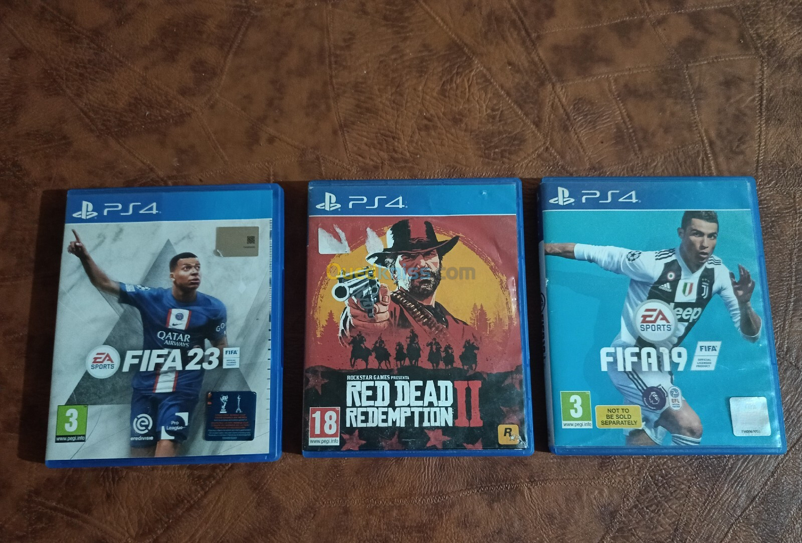 PS 4 slim très bonne état plen de jeux FIFA19 23 PES 24 rdr2 GTA 5 