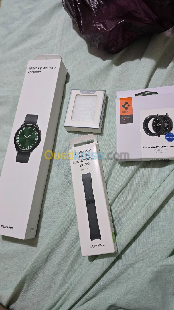 SAMSUNG GALAXY WATCH 6 CLASSIC 47mm + 2éme bracelet + protection ecran + protection SPIGEN