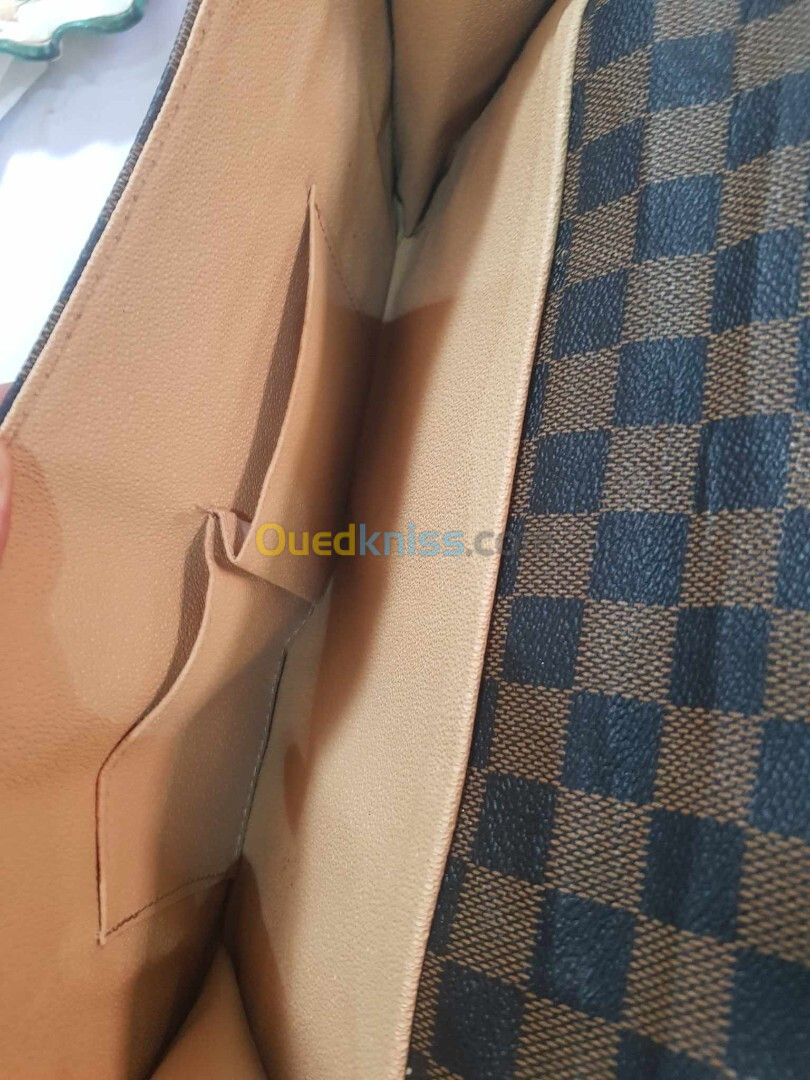 صاك من جلد ماركة louis vuitton   34cm/20cm 