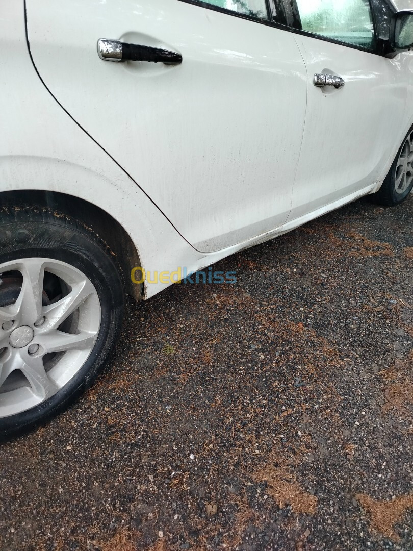 Peugeot 208 2015 Silver Line