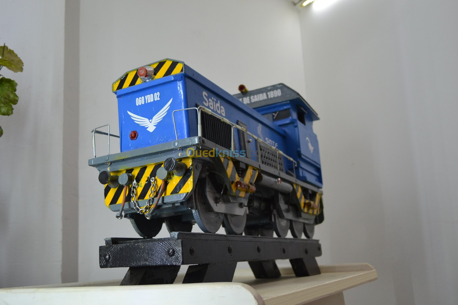 Maquette de Locomotive Diesel 3e Gen Modèle réduit en bois, échelle 1:16