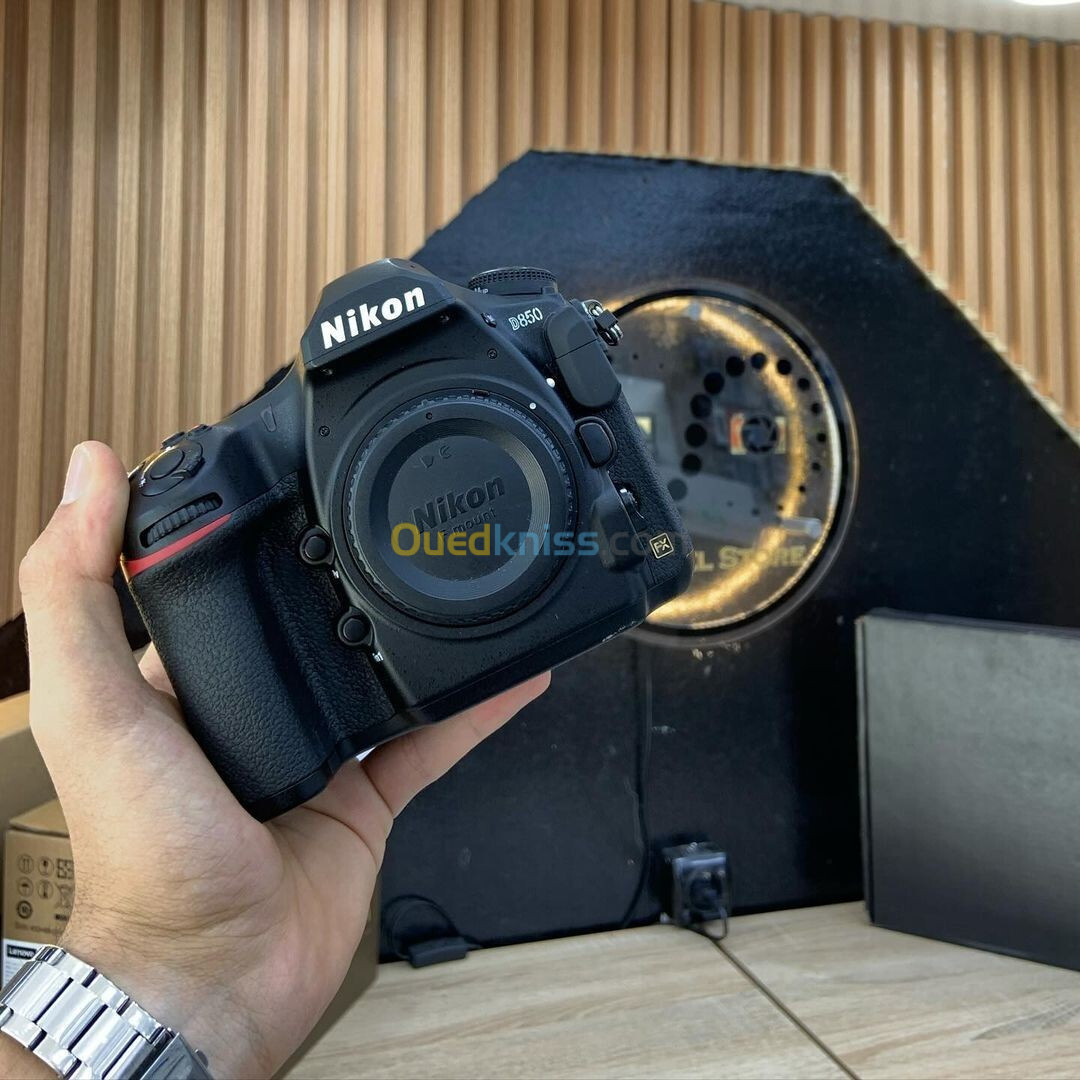 Nikon D850 boitier nu en excellent état avec batterie et chargeur  Click : 2k