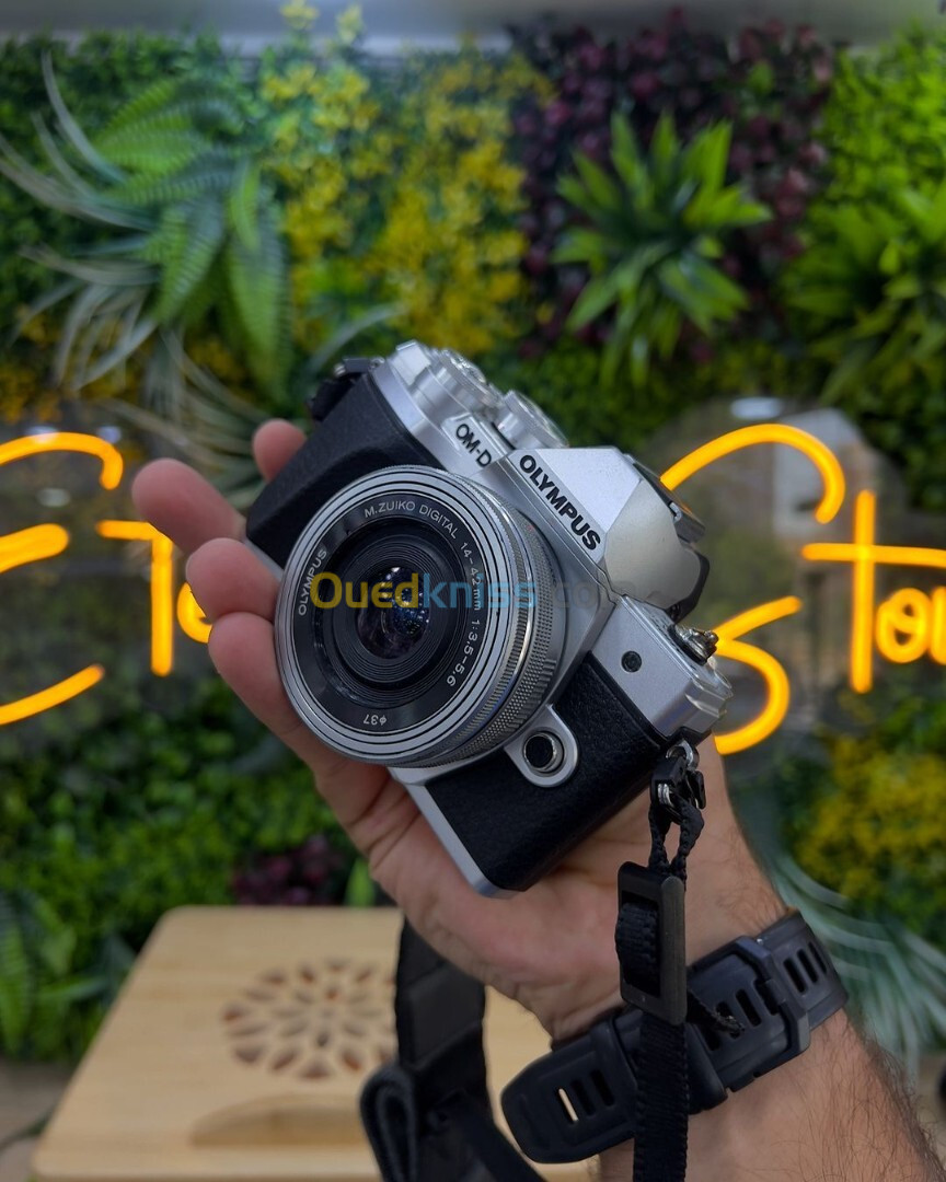 Olympus em10 mark iii avec 14-42mm en excellent état batterie et chargeur