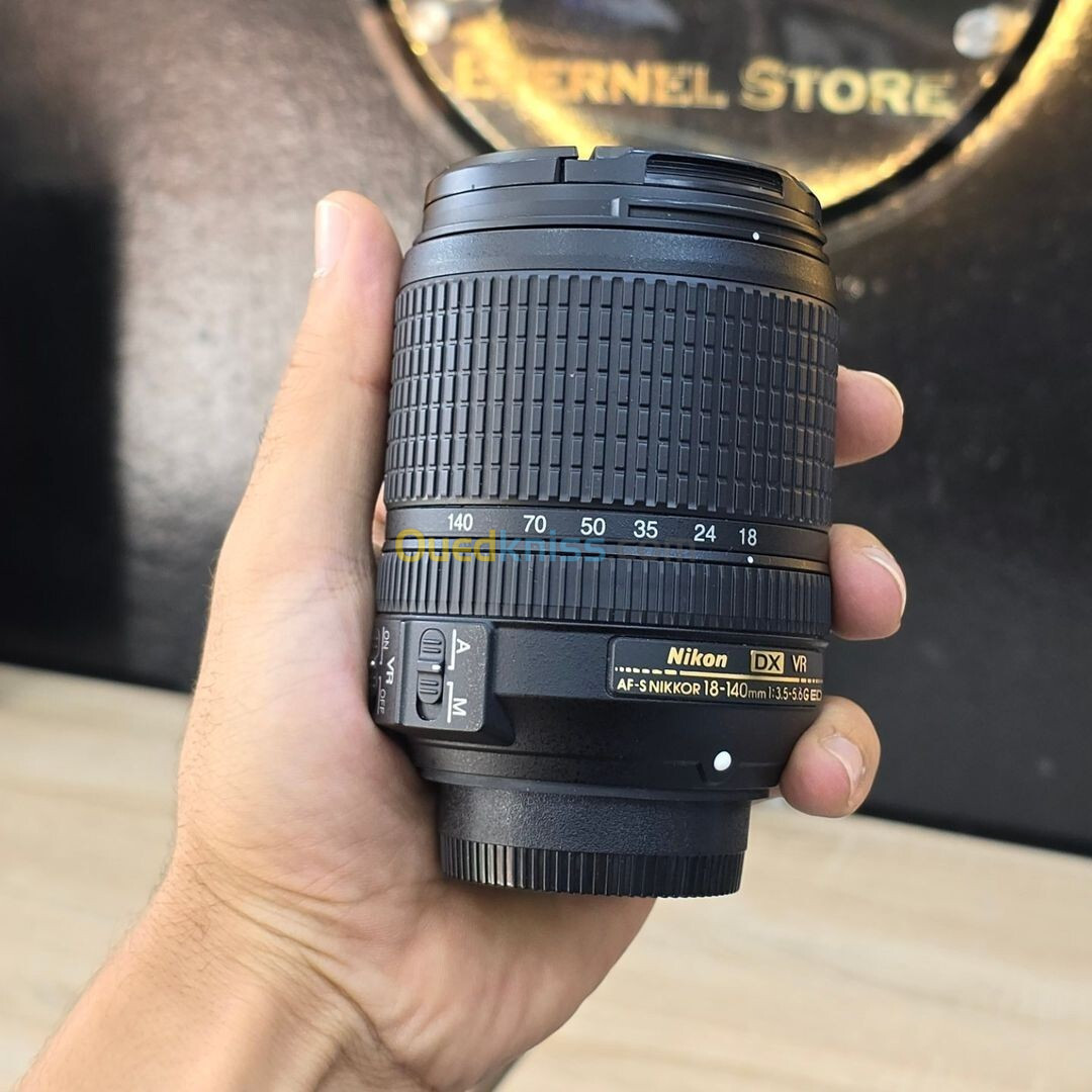 Objectif 18-140mm 1:3.5-5.6 G excellent état avec batterie et chargeur