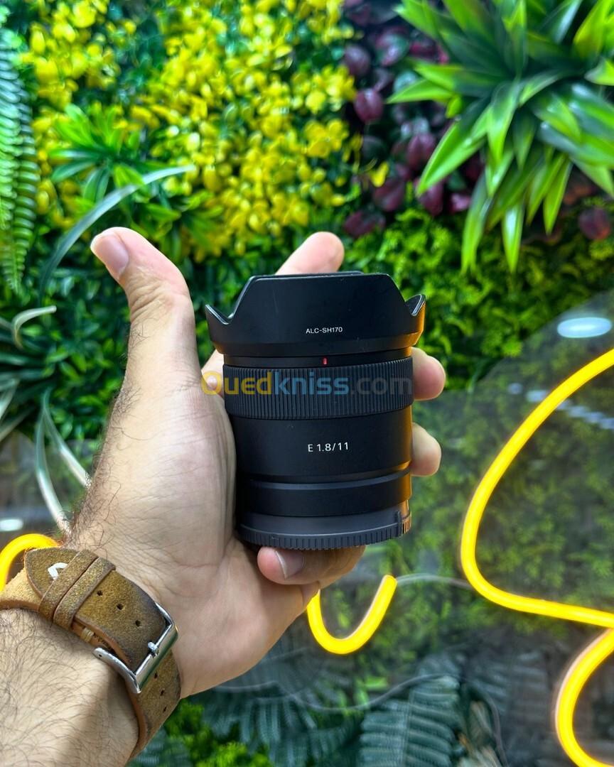 Sony 11mm 1.8 en excellent etat avec deux bouchons parasoleil