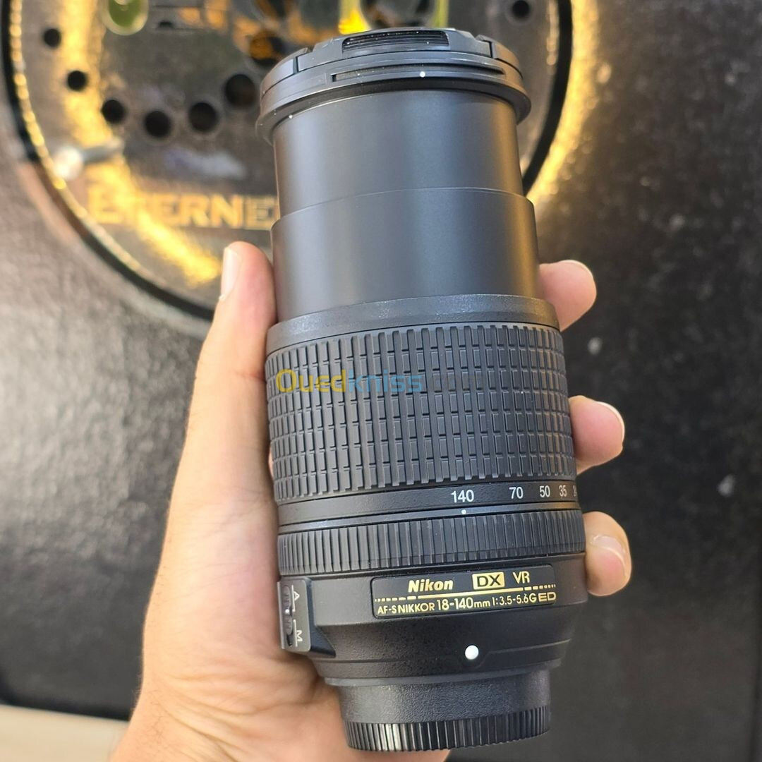 Objectif 18-140mm 1:3.5-5.6 G excellent état avec batterie et chargeur