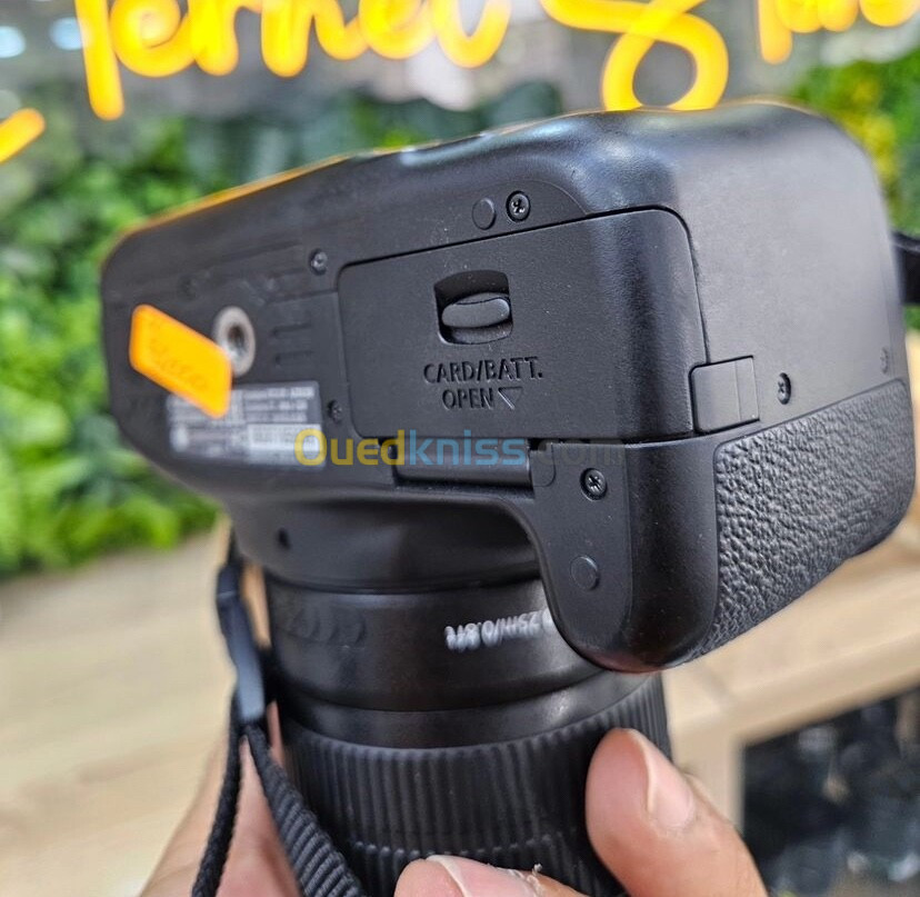 Canon 1300d en excellent etat avec batterie chargeur bandoulière  Click: 7k