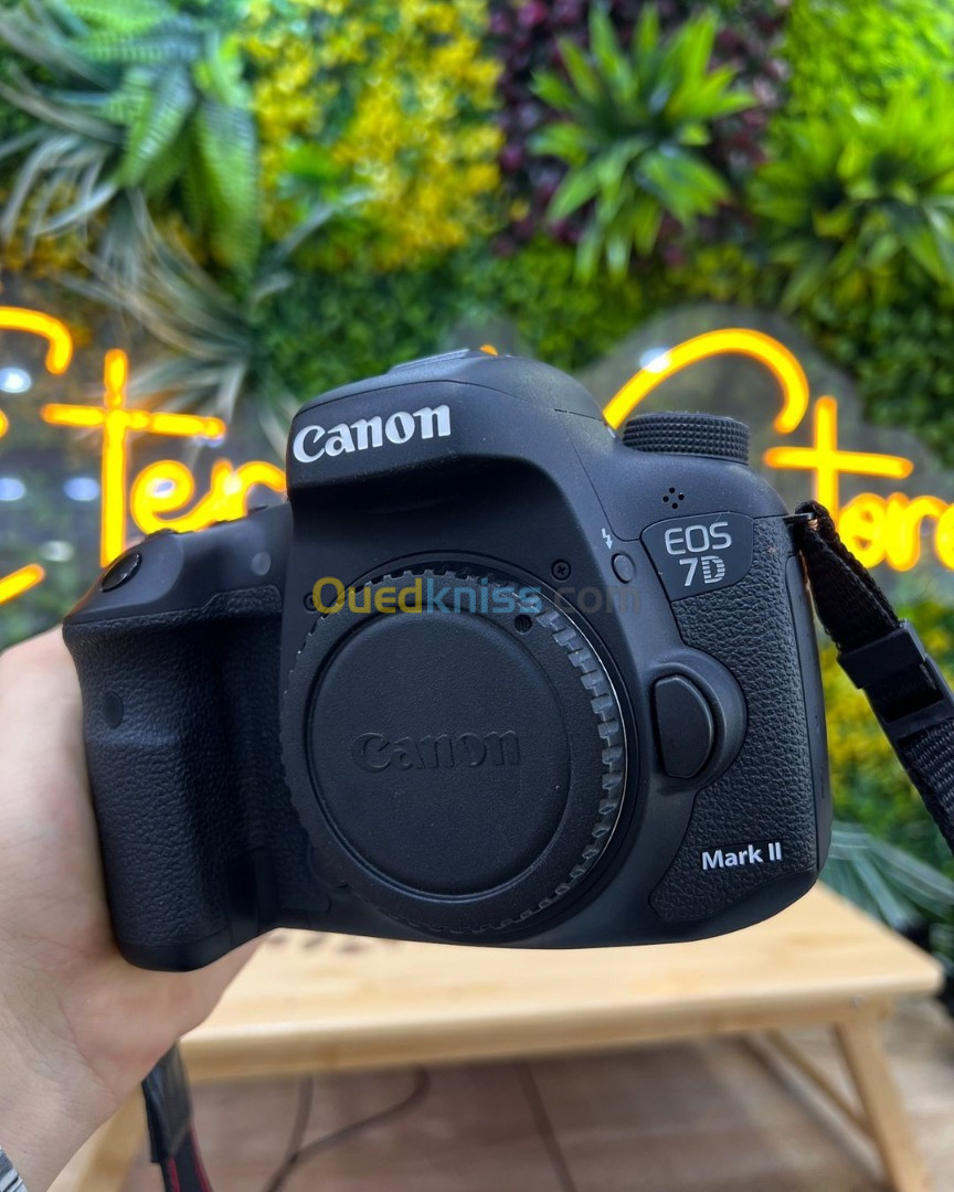 CANON 7d mark 2 en excellent etat avec batterie et chargeur Click: 18k