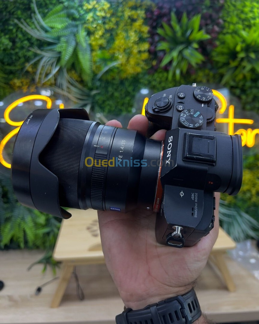 Sony A7 III avec Zeiss 35mm f/1.4 en trés bon état batterie et chargeur  Click : 15k