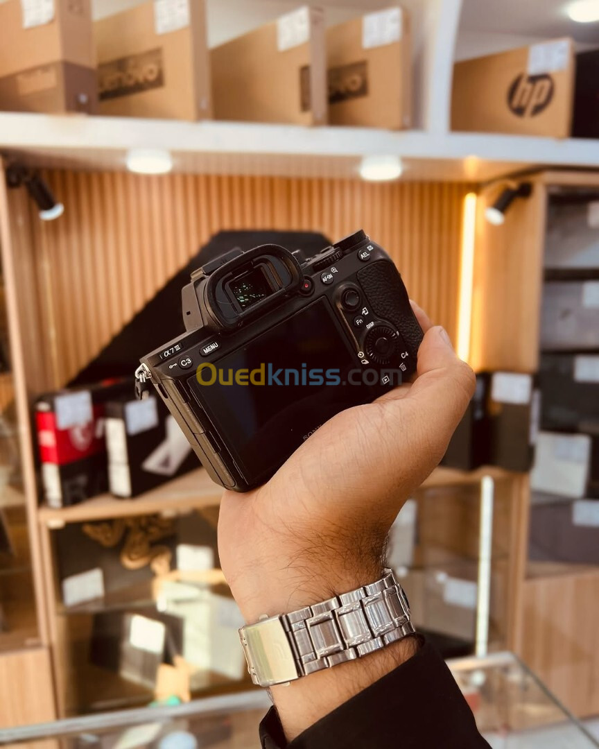 Sony A7 III botier nu neuf jamais utilisé sans boite avec tous les accessoires  Click : 0