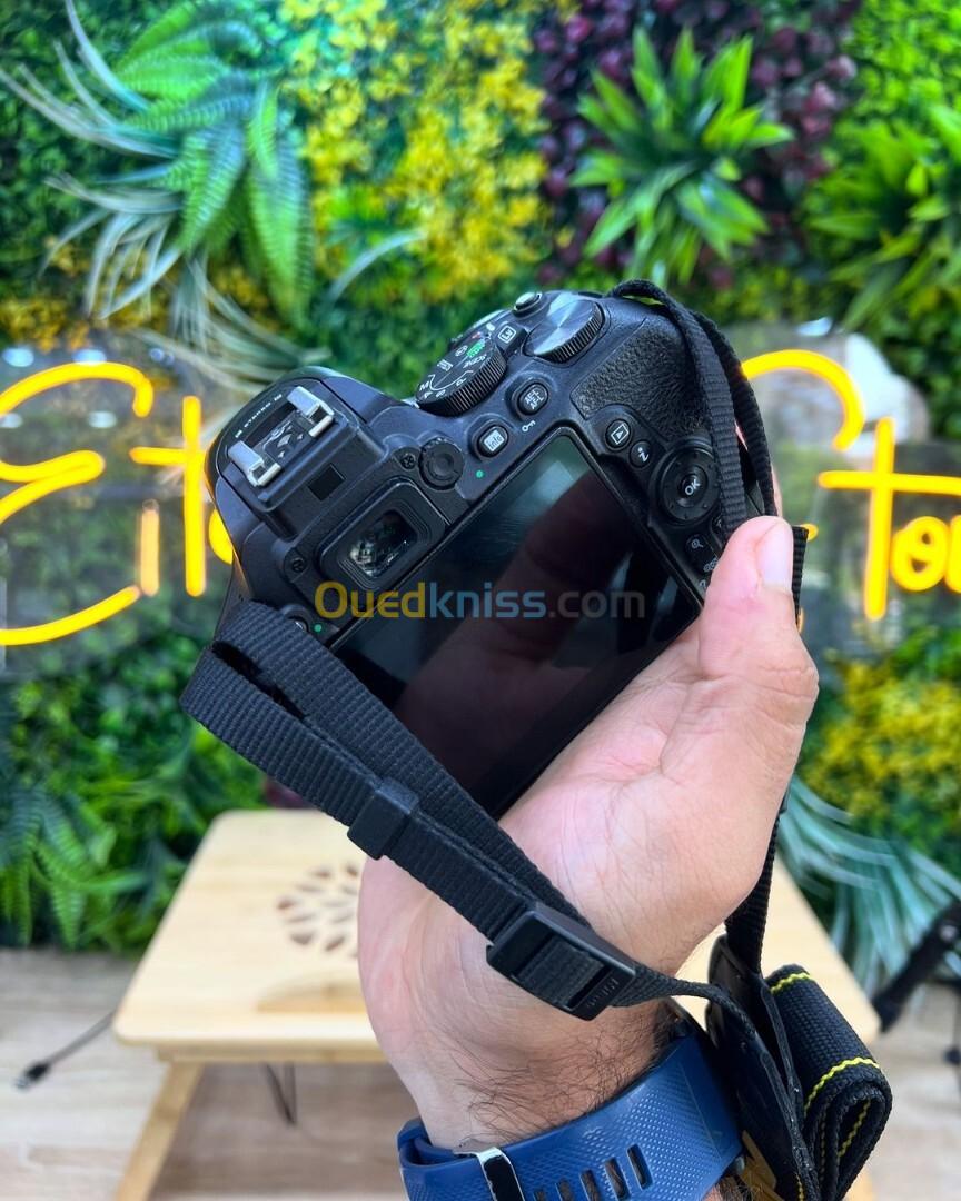 Nikon D5600 boitier nu en excellent état avec batterie et chargeur  Click : 40k