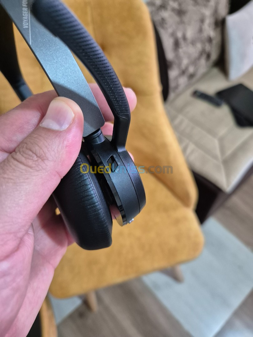 Plantronics Poly Voyageur Focus 2