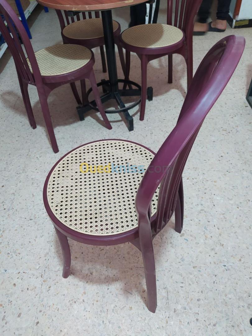 كراسي بلاستيكية للبيع - Chaises en plastique à vendre