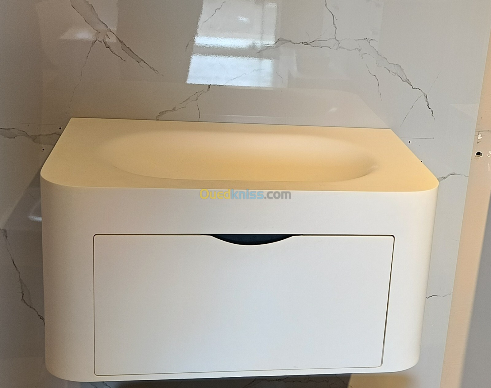 Meuble de salle de bain en corian arrondit 80 cm avec vasque thermoformé 