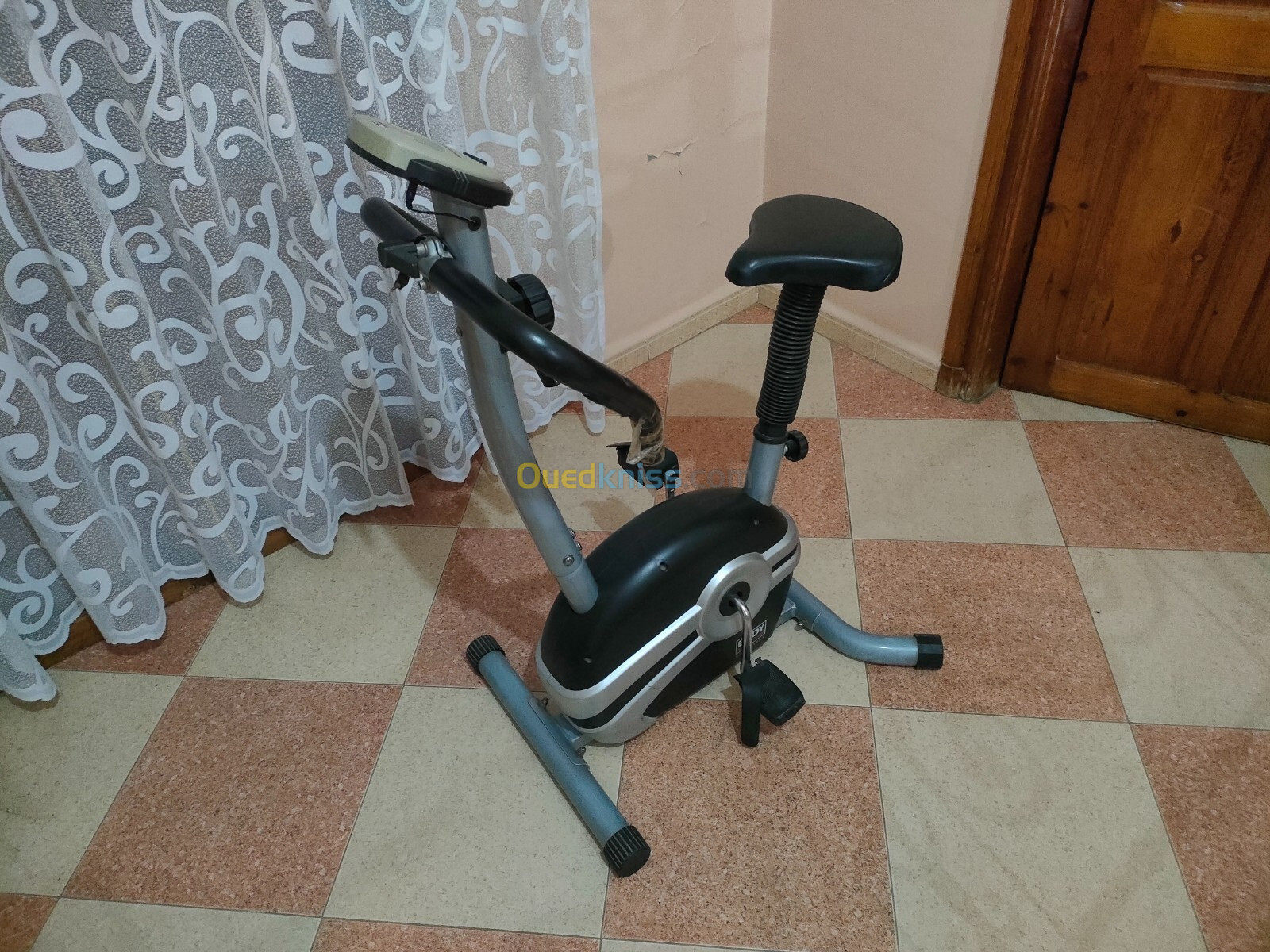 LOT 04 APPAREILS SPORT: VELO FIXE,BODY TRAINER,TAPIS ROULANT,VELO DE MUSCULATION MULTIFONCTION