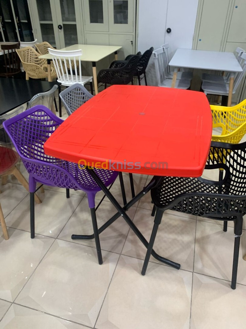 Tables et chaises plastique métal bois