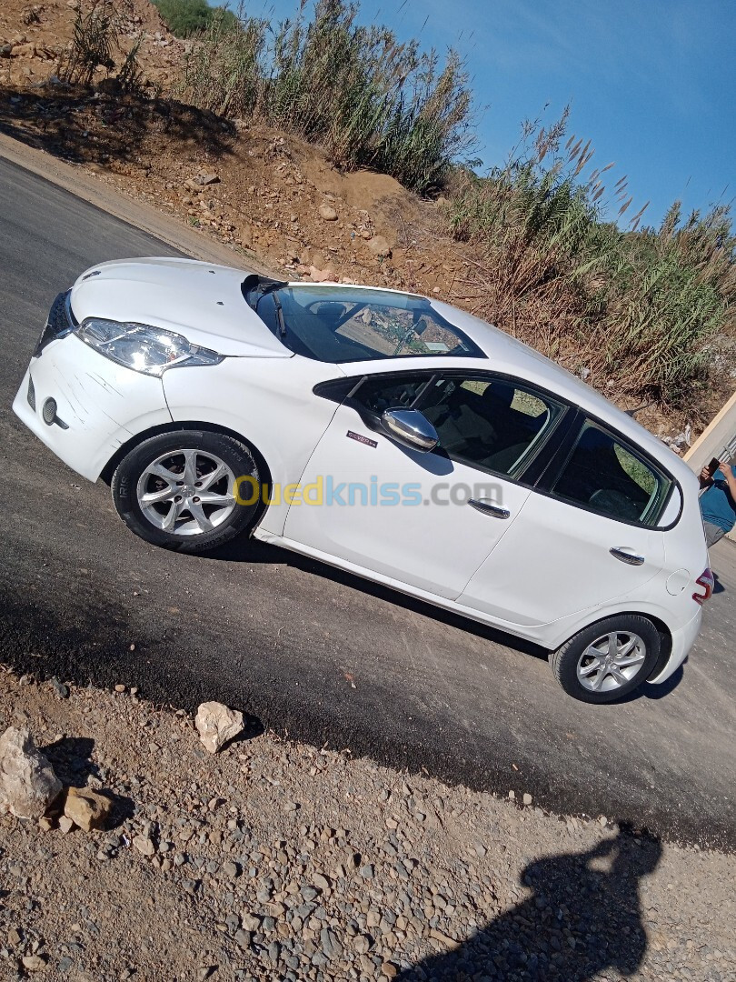 Peugeot 208 2014 Silver Line