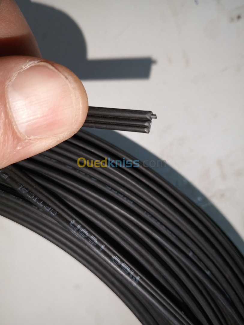 Câble droop fibre optique FTTH extérieur 