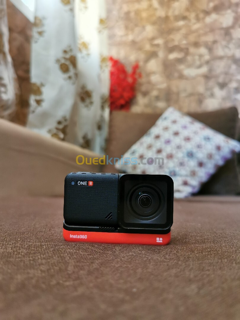 Insta360 one r 4k plus cage smallrig et trépied 