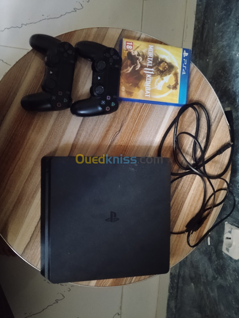 Pack Ps4 slim + 2manett +cd mort. .Tal combat 11