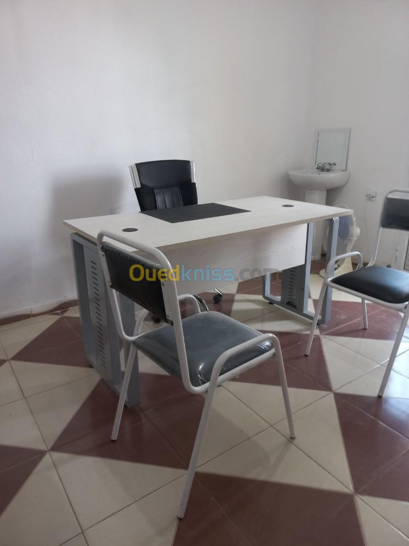 Bureau en bois et pieds en métal 