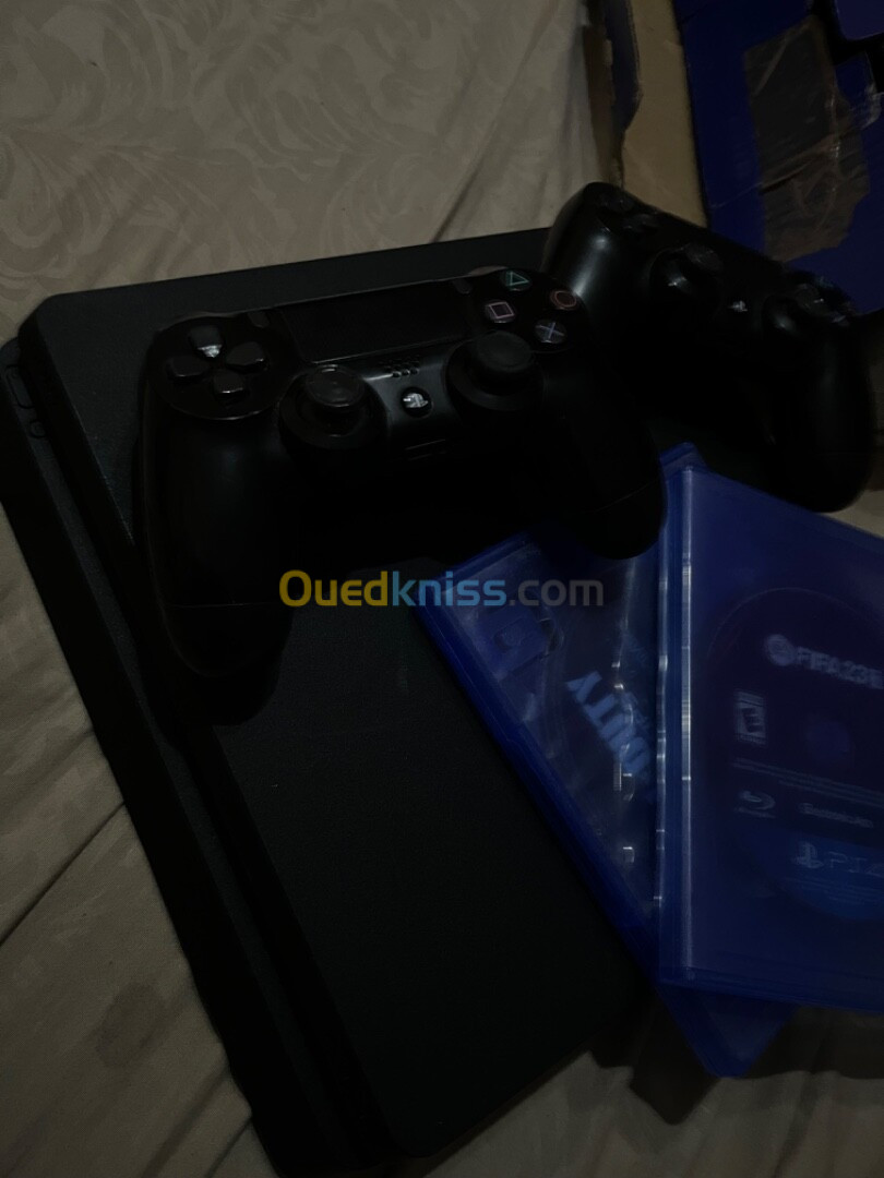 BONSOIR, je mets en vente une ps4 slim 500GB très bon état + 3jeux vidéos (gta5,call of duty,fifa23)